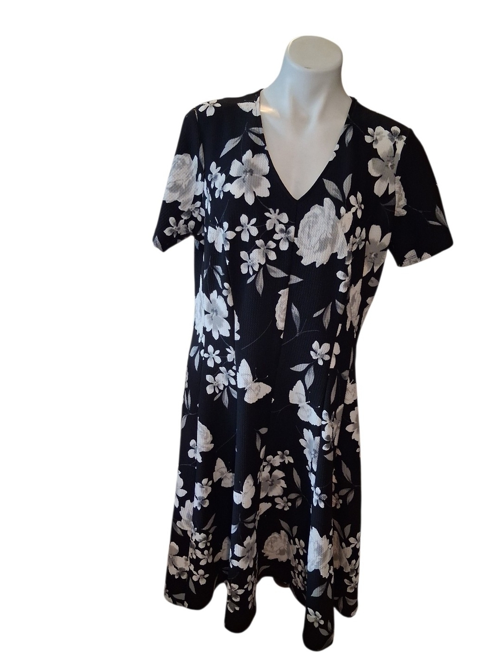 Elle Black and White Floral V-Neck Tunic Dress